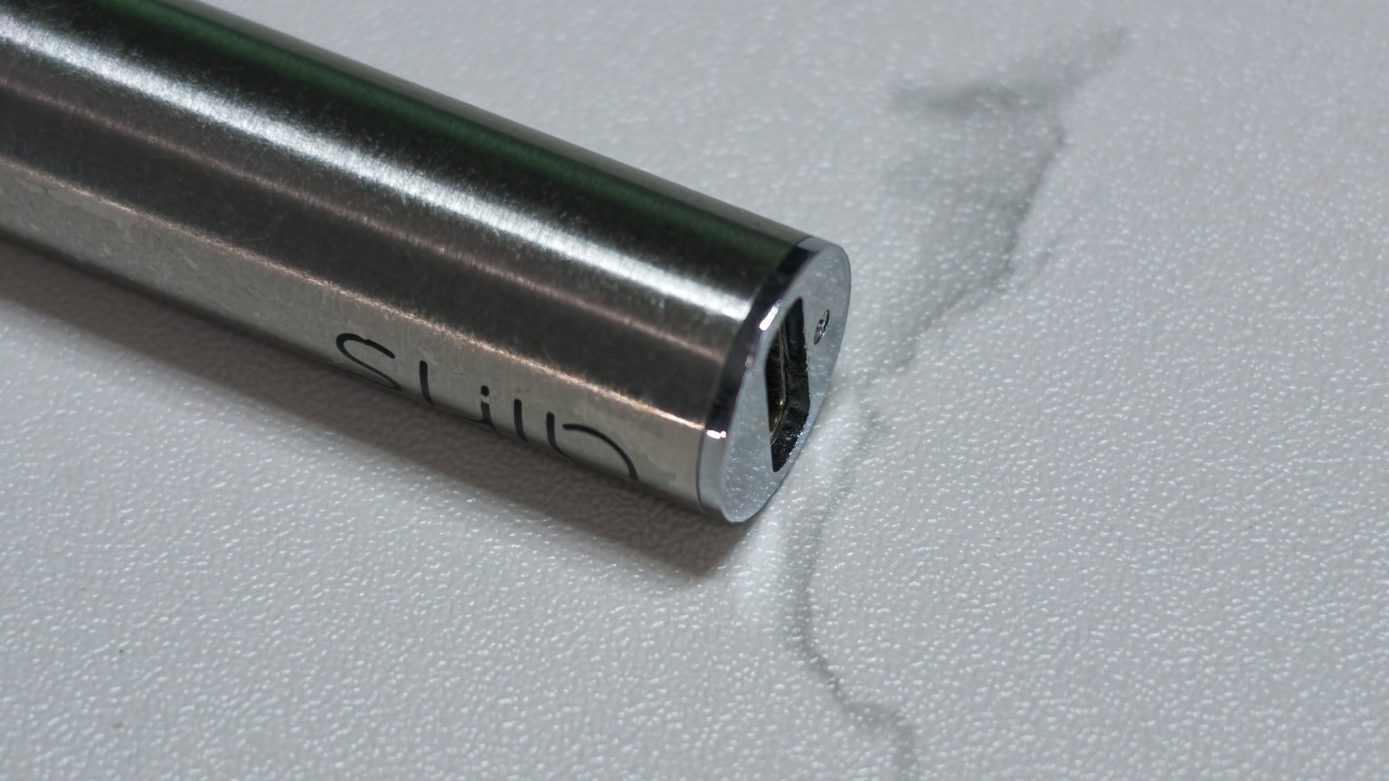 airis 底面の充電口 / charging port on the base